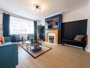 RNM - Business Professionals Ready, Cost effective for large stays! 3 BR, Lounge, Private Access & Entire Place, Kitchen & Washroom with amenities, Smart Tv, Easy Access, Fast WiFi, Large Driveway, Great transport links, Near Worcester Hospital and M