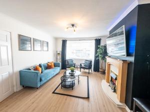 RNM - Business Professionals Ready, Cost effective for large stays! 3 BR, Lounge, Private Access & Entire Place, Kitchen & Washroom with amenities, Smart Tv, Easy Access, Fast WiFi, Large Driveway, Great transport links, Near Worcester Hospital and M