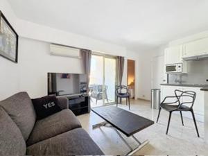 2P Between Croisette Beaches and Antibes Street