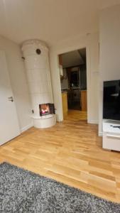 En stor trea i hus max 4 pers