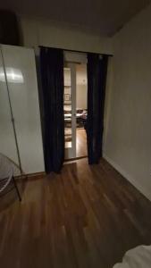 En stor trea i hus max 4 pers