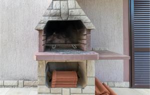 Amazing Apartment In Jadranovo With Wifi 