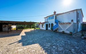 Stunning Apartment In Liznjan With Wifi