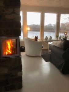 Modern stuga med strandtomt