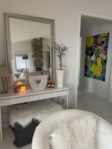 Modern stuga med strandtomt