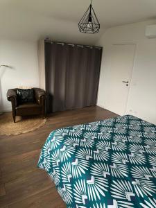 Vaste appartement avec parking gratuit, borne dispo et espace de travail