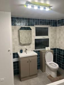 Stunning 2 bed apartment located on high street, 5 minutes from New Cross station, free parking, 1 minute from famous 5 star Lit shisha bar and restaurant