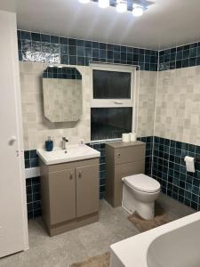 Stunning 2 bed apartment located on high street, 5 minutes from New Cross station, free parking, 1 minute from famous 5 star Lit shisha bar and restaurant