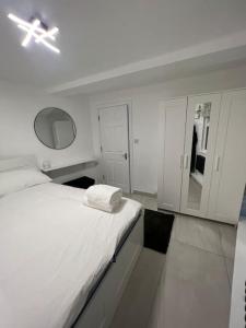 Stunning 2 bed apartment located on high street, 5 minutes from New Cross station, free parking, 1 minute from famous 5 star Lit shisha bar and restaurant