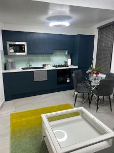 Stunning 2 bed apartment located on high street, 5 minutes from New Cross station, free parking, 1 minute from famous 5 star Lit shisha bar and restaurant