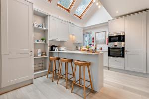 High Tides Elegant & Modern 4-Bedroom Villa in Sandbanks