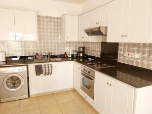 Liopetri 2-Bed Apt Sleeps 6 Pool 10min to Beach