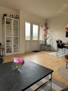 Stor og Lys Lejlighed i Hjertet af Holstebro