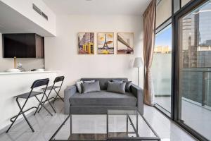 1BR Dubai, Merano Canal View Retreat Near Metro Dining Shopping Mall
