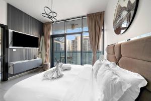 1BR Dubai, Merano Canal View Retreat Near Metro Dining Shopping Mall
