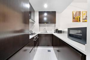 1BR Dubai, Merano Canal View Retreat Near Metro Dining Shopping Mall
