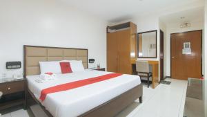 RedDoorz near Angeles University Foundation