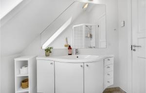 Stunning Home In Løkken With Wifi