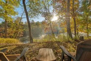 Herons Rest -- Riverfront, Fire Pit, All seasons Porch, Grill, Games, Fishing, Deck, Wifi, River view - Paw Paw