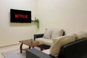 Comfy 4BR Terrace House Homestay with Netflix and Games - Au Long