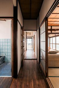 Japanese Local House - 奥葉山の一棟貸しの隠れ家宿 - 静かな縁側と和室