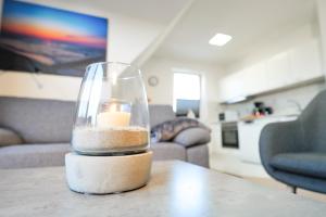 Ferienwohnung Meerfarbig Zingst - HAUSTIERFREI -Balkon - Glasfaser - Parkplatz - Fahrradschuppen - zentral&ruhig - E-Ladesäule - Waschtrockner - Nichtraucher