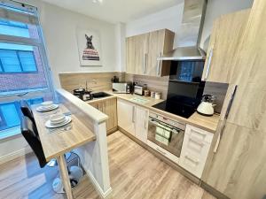 Modern TWO Bedroom Apartment Birmingham City Centre - 2 BATHROOMS - SLEEPS 6 GUESTS - FREE Underground Parking - FAST Speed Internet