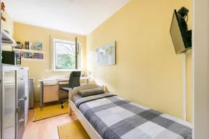 7 min to citycenter subway U3 100m, southside singleroom own shower wc, TV, dishes fridge, oven, waterheater, coffeemashine- free C ,bike for free , next to river and park, many restaurants and supermarkets around 200m, nonsmoker ! - München