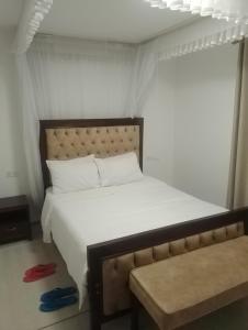 Excuisite 2 bedroom at royal garden apartments