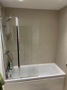 Modern, luxurious 1 Apartment next to station, few stops away from Central London