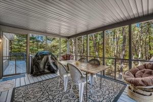Mountain View Hideaway -- Pet Friendly, Grill, Wifi, Fire Pit, Deck, Screen Porch, Family Friendly, Game Room, Wood Stove