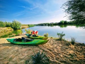 GRETA Nowoczesny domek modułowy nad stawem