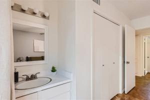 2B Getaway Steps to Dtwn - Sleeps 6 - Pool, Prkg