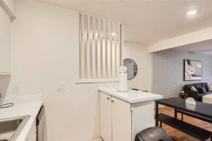 2B Getaway Steps to Dtwn - Sleeps 6 - Pool, Prkg