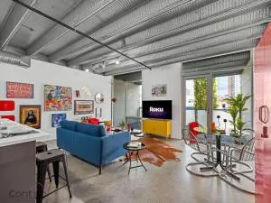 Urban Pop Loft, Near ICE District, UG Parking - Edmonton