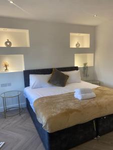 Lux 2 Bedroom Hse, 2 Free Parking, Close to station