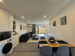 Stylish 2 Bed Retreat Close to CBD With Parking