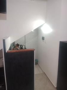 A Apartaestudio central amoblado con cocina y baño