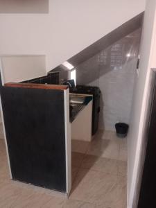 A Apartaestudio central amoblado con cocina y baño