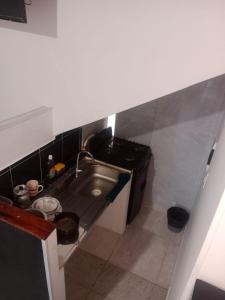 A Apartaestudio central amoblado con cocina y baño