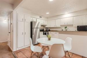 Walkable Dtwn 2B Getaway - Sleeps 5 - Pool, Prkg