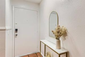 Walkable Dtwn 2B Getaway - Sleeps 5 - Pool, Prkg