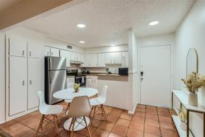 Walkable Dtwn 2B Getaway - Sleeps 5 - Pool, Prkg