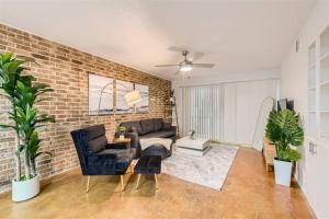 Walkable Dtwn 2B Getaway - Sleeps 5 - Pool, Prkg