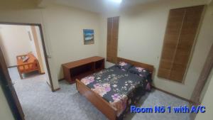Spacious Groundfloor apartment 150m- public beach- AC both rooms