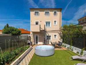 Spacious home with bubble bath and garden 