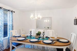 The Poolside Retreat - Spacious 4 bdrm with pool, hot tub,firepit,games,dogs welcome