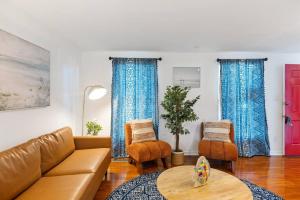 The Poolside Retreat - Spacious 4 bdrm with pool, hot tub,firepit,games,dogs welcome