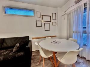 Excelente dto nuevo Almagro 2 ambientes a 100 mts del hospital Italia Ubicado en calle tranquila Hasta 4 personas