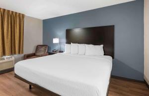 King Studio with 1 King Bed - Non-Smoking room in Extended Stay America Suites - Fort Wayne - South